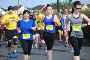 Runner đeo số BIB thi đấu giải chạy đường phố