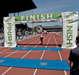 Vận động viên về đích tại vạch finish giải marathon