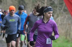 Vận động viên thi đấu giải ultra marathon trên đường mòn