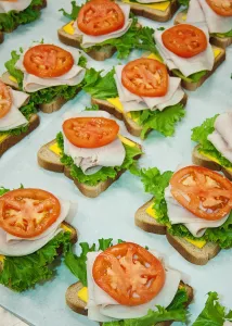 Bữa ăn cân đối với bánh mì nguyên hạt, thịt gà, rau
