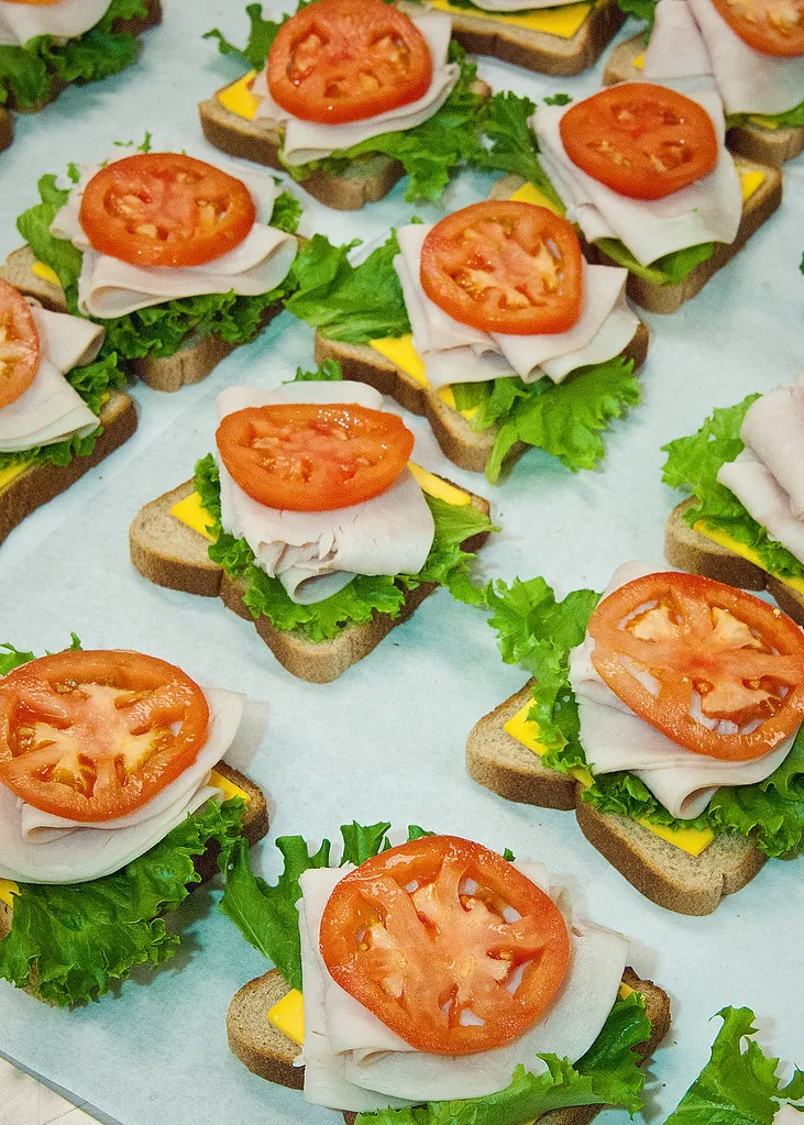 Bữa ăn cân đối với bánh mì nguyên hạt, thịt gà, rau