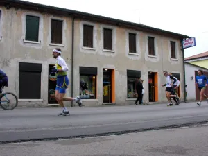 Vận động viên chạy marathon nhìn nghiêng, dáng chạy tự nhiên