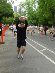 Người chạy bộ vui vẻ giơ biển số tại giải 10K