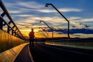 Runner chạy nhẹ lúc hoàng hôn trong tuần taper