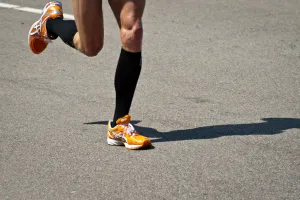Đôi chân runner đang chạy trên đường nhựa
