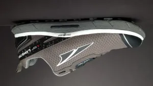 Giày Altra Lone Peak nhìn nghiêng, đế phẳng zero drop