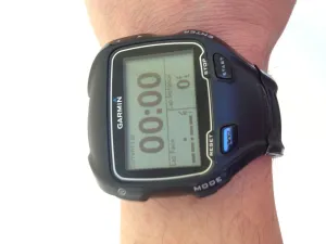 Đồng hồ GPS Garmin Forerunner trên cổ tay