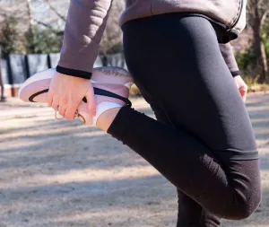 Runner giãn cơ đùi trước ngoài trời