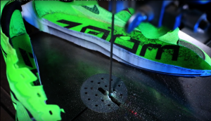 Giày Nike Vaporfly cắt đôi lộ tấm carbon và lớp xốp