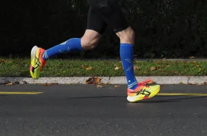 Cận cảnh bàn chân tiếp đất gót khi chạy marathon