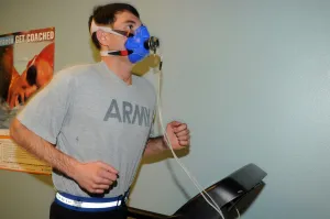 Vận động viên đeo mặt nạ đo VO2max trên máy chạy