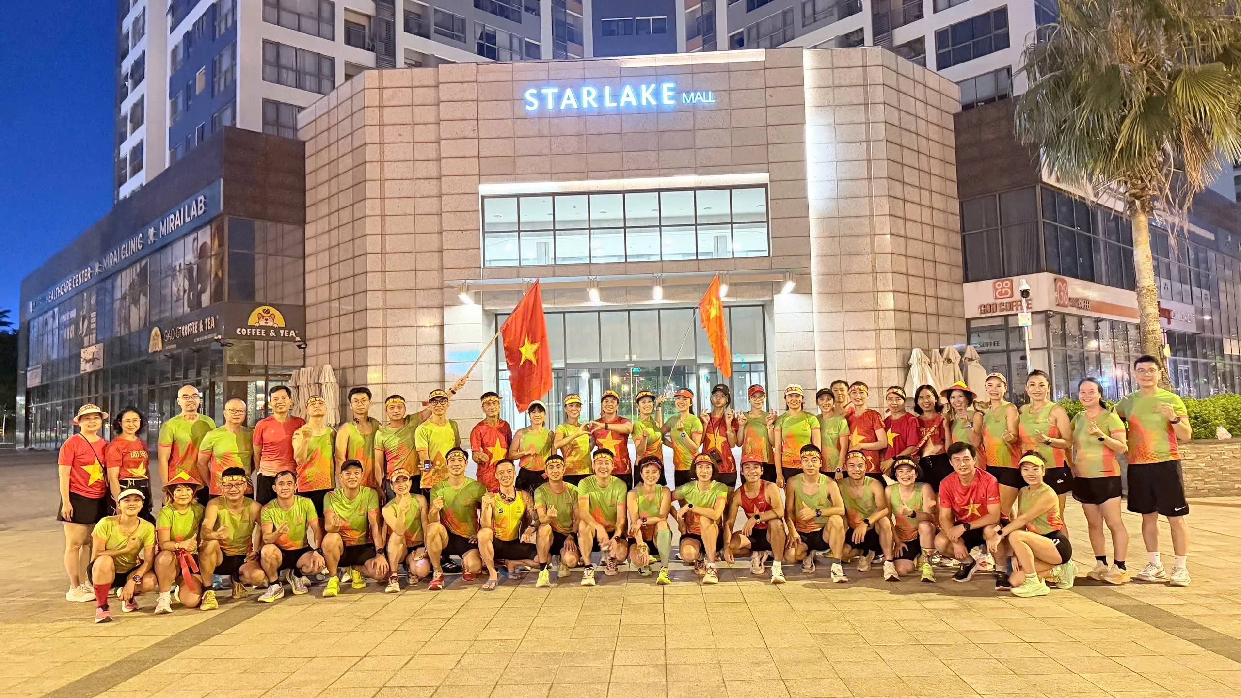 Đoàn Starlake tập kết tại Starlake Mall lúc trời còn tối, chuẩn bị xuất phát chạy mừng Quốc khánh 2/9