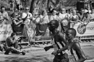 Hai vận động viên chạy sát nhau tại London Marathon