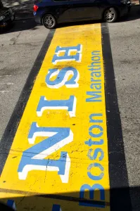 Vạch đích Boston Marathon trên mặt đường