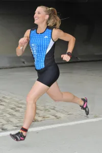 Nữ runner chạy với giày tối giản Vibram Five Fingers