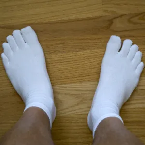 Bàn chân mang tất ngón (toe socks) thể thao