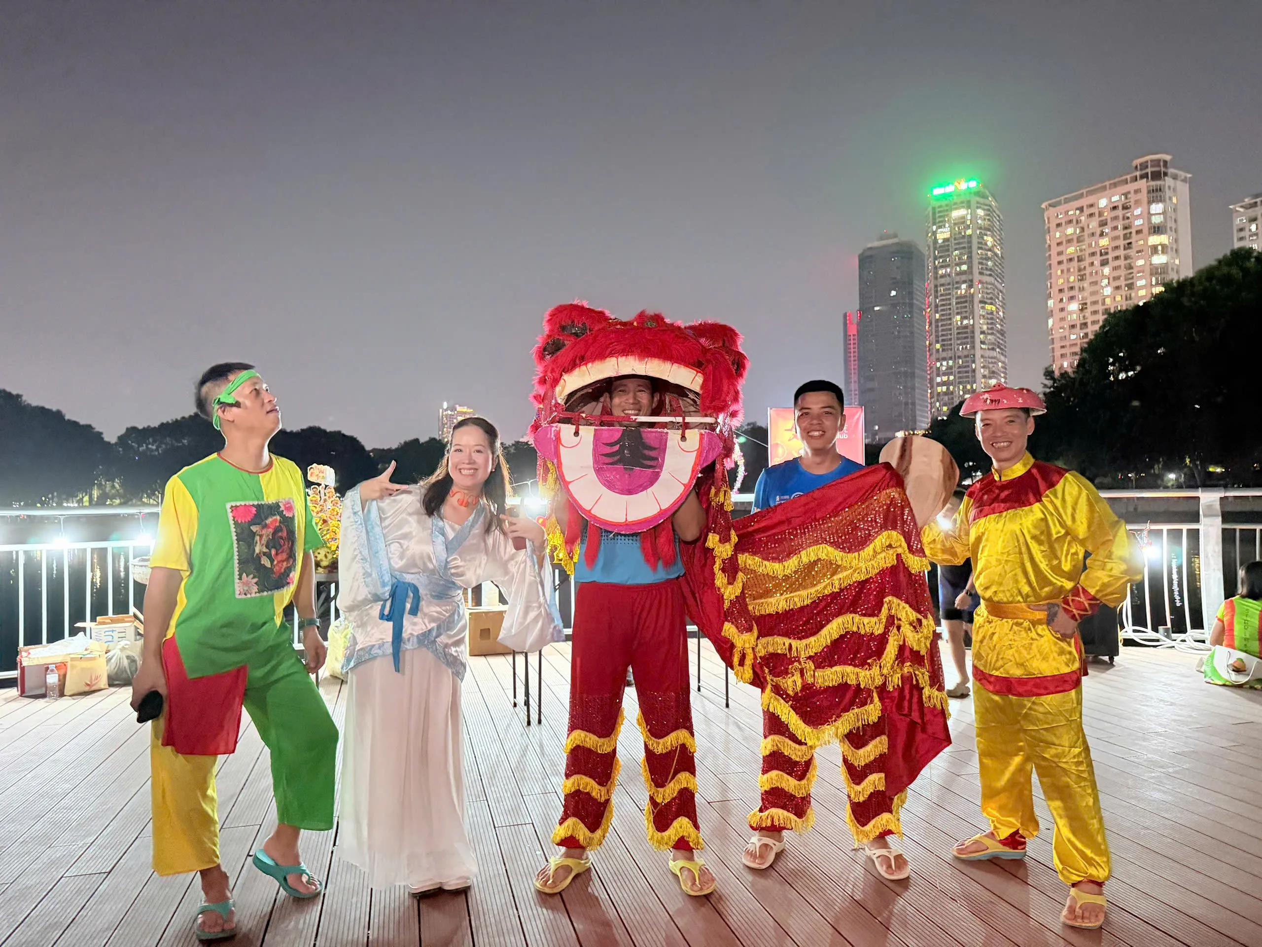 Mâm ngũ quả tạo hình các con vật ngộ nghĩnh trong đêm hội Trung Thu Starlake