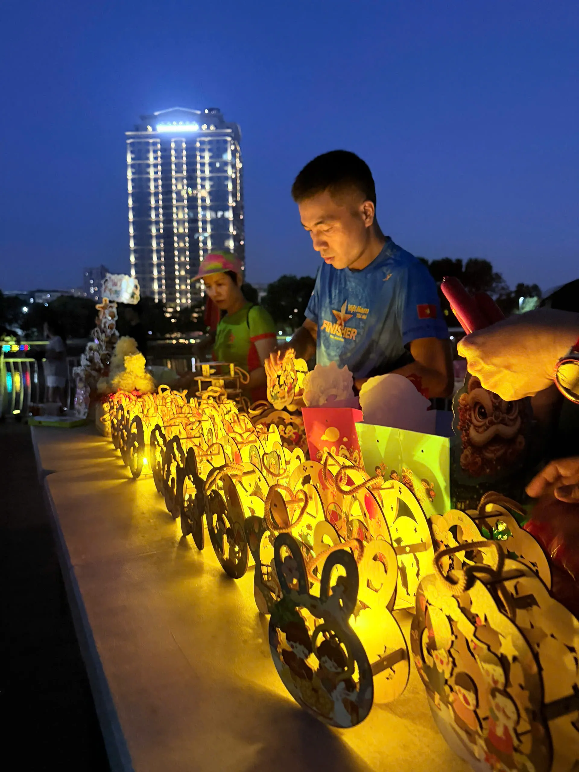 Thành viên Starlake xếp đèn lồng Trung Thu bên bờ hồ