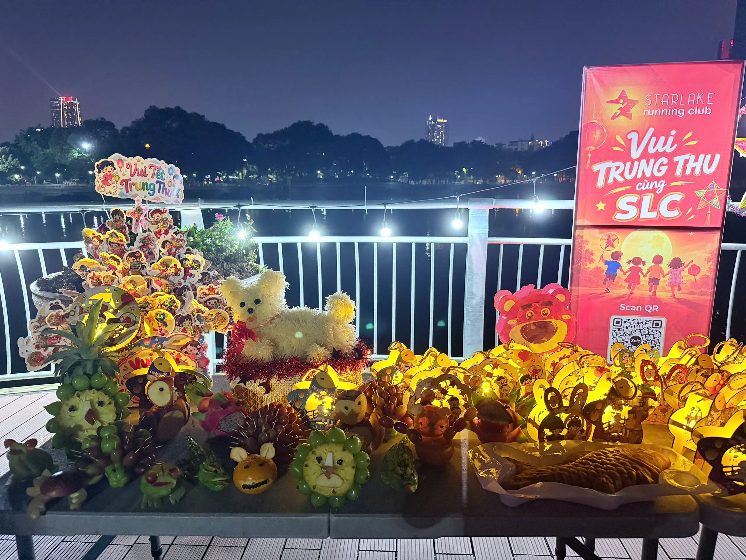 Dãy đèn lồng Trung Thu thắp sáng rực rỡ bên bờ hồ Starlake