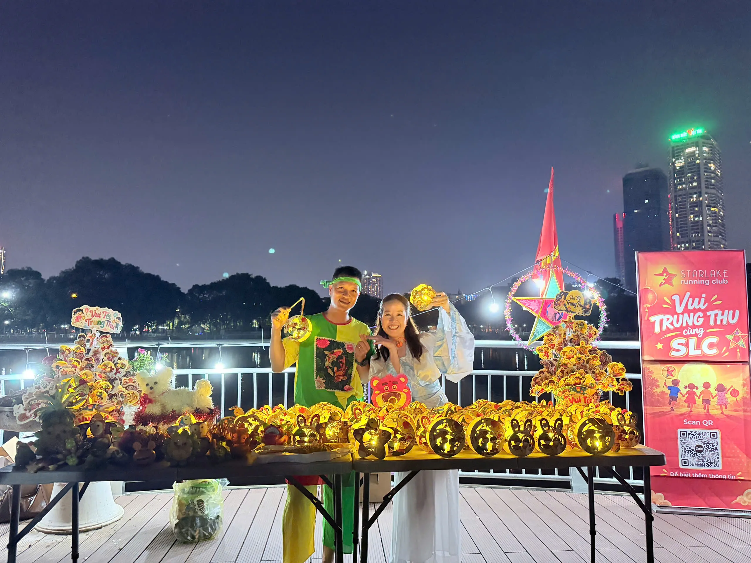 Các bé Starlake cầm đèn ông sao rước đèn đêm Trung Thu