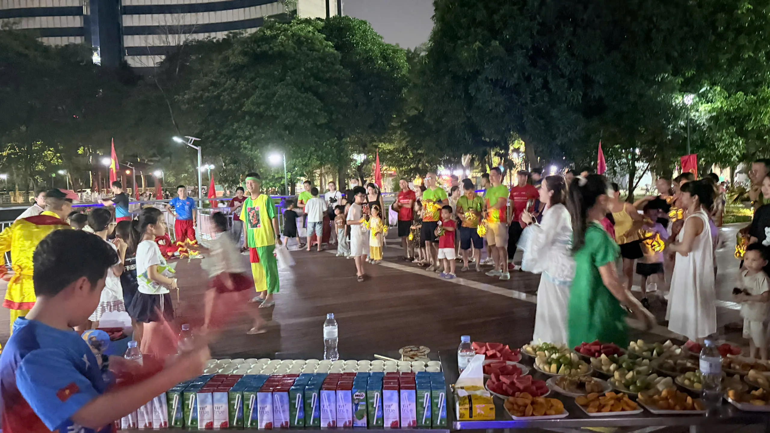 Quang cảnh đông vui của đêm hội Trung Thu Starlake với bàn sữa và hoa quả