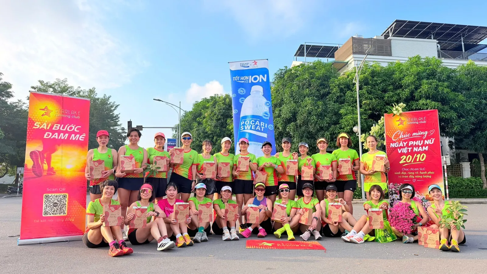 Tập thể Starlake Running Club chụp ảnh mừng Ngày Phụ nữ Việt Nam 20/10