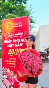 Chị em Starlake tạo dáng cùng cành hoa sữa mùa thu dịp 20/10