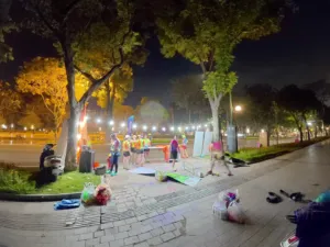 Anh chị em Starlake bày bàn và đồ cổ vũ dưới dây đèn bên vỉa hè lúc 1h05 sáng để chuẩn bị trạm cổ vũ VPIM 2026