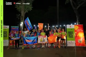 Cả đội cổ vũ chụp ảnh trước trạm với banner đỏ Starlake Running Club, biển Hà Nội Vibes 18/10/2026, cờ đỏ sao vàng và biển FINISH vẽ tay